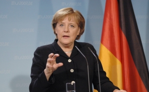 Merkel Warns the Refugee Crisis can Plunge Greece into Chaos