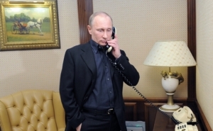 СМИ: Обама звонил Путину по "красному телефону"