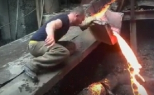  Армянский рабочий сунул руку в расплавленный металл и не обжегся (видео) 