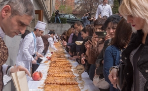  Երևանում աշխարհի ամենաերկար գաթան են թխել. այն կարող է հայտնվել Գինեսի ռեկորդների գրքում 