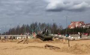 В Санкт-Петербурге танк переехал трех человек (видео)