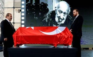  Под звуки армянского дудука: в Турции похоронили Ара Гюлера (видео) 