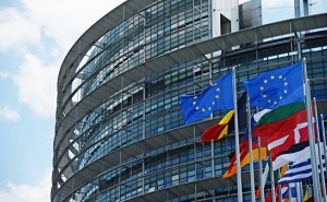 Юнкер не исключил участие Великобритании в выборах в Европарламент