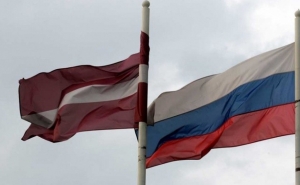 Латвия возвела забор с колючей проволокой на границе с Россией
