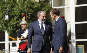  Nikol Pashinyan Offers Condolences to French President Emmanuel Macron 