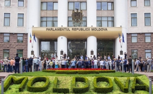 Парламент Молдовы признал незаконным назначение Филипа на место президента