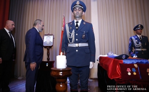  Пашинян присутствовал на панихиде по погибшему при исполнении служебных обязанностей сотруднику полиции Тиграну Аракеляну 