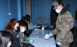 Перед посещением избирательных участков военнослужащим Арцаха раздаются защитные маски, перчатки и дезинфицирующие средства