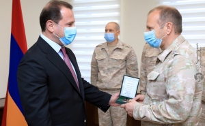  МО Армении наградило российских военнослужащих за работу по профилактике и тестированию на COVID-19

 