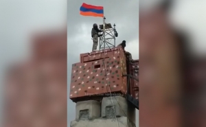  Армянские солдаты поднимают флаг Армении на освобожденной от врага позиции 