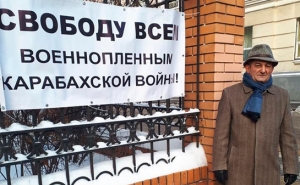  Российский армянин устроил одиночную акцию перед посольством Азербайджана 