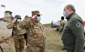  Армен Саркисян вместе с Арманом Татояном  посетил приграничные боевые позиции Сюникской области 