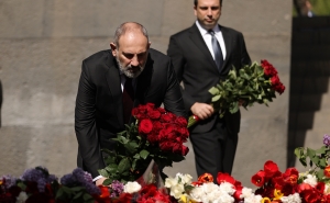 Пашинян в Цицернакаберде почтил память жертв Геноцида армян