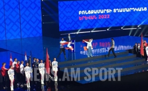 Во время выступления Араика Арутюняна члены "Голоса молодежи" поднялись на сцену с флагом Арцаха
