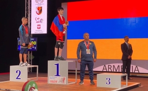 Сережа Барсегян стал чемпионом Европы по тяжелой атлетике в соревновании спортсменов возрастной категории до 15 лет


