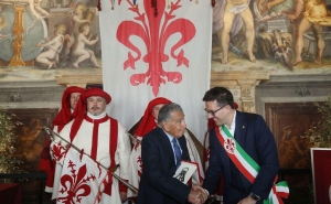 Eduardo Eurnekian handed the keys to Florence in recognition of his business and humanitarian activity
