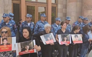  Родители погибших солдат встали перед зданием правительства с портретами своих детей в руках
 