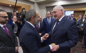  Ваш богатый управленческий опыт, профессиональный подход к решению государственных задач позволят и впредь успешно справляться с вызовами которые стоят перед Арменией: Лукашенко Пашиняну 