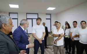 Никол Пашинян в Ереване присутствовал на церемонии открытия спортивной школы имени Хорена Оганесяна