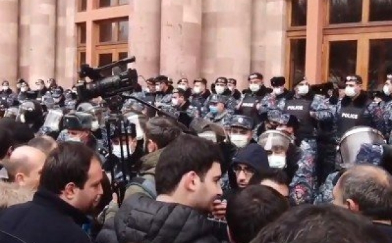 У здания правительства Армении произошла стрельба. Верхушка власти Армении фото.