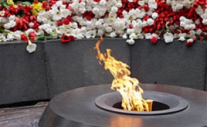 Jose Mujica Put Flowers at the Armenian Genocide Monument