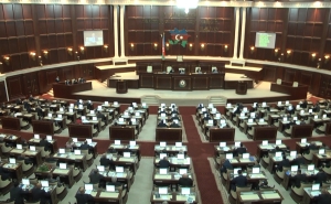 Парламент Азербайджана созвал внеочередную сессию: депутатов спешно отозвали из отпусков