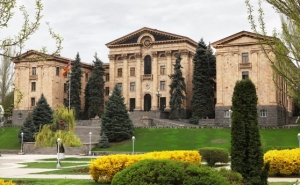 Парламент Армении одобрил проект конституционных реформ
