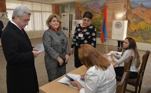 Президент Армении проголосовал на конституционном референдуме