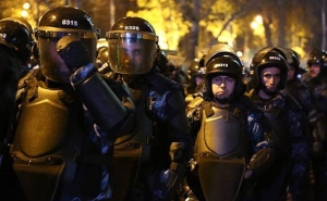 Ոստիկանությունը փակել է  «Նոր Հայաստան» ճակատի երթի մասնակիցների ճանապարհը դեպի ԿԸՀ