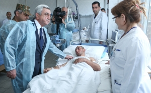 Президент Армении посетил раненных военнослужащих