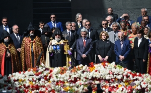 Президент Армении возложил цветы в Цицернакаберде