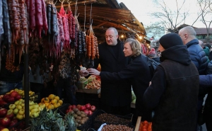 Президент Грузии и его супруга сделали покупки на рынке в районе Авлабари (видео)