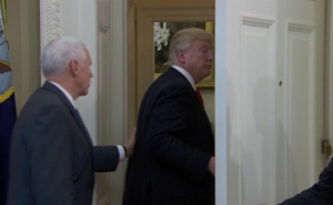 Трамп на церемонии забыл подписать указы о торговле (видео)