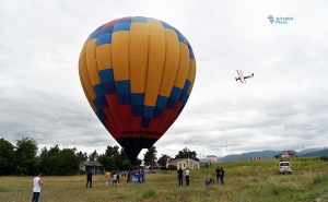 Воздушный шар, параплан и самолет в небе Арцаха (фотографии)