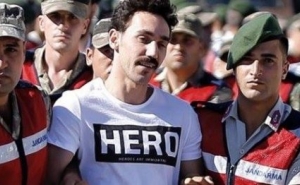 Азербайджанца депортировали из Турции за надпись на футболке