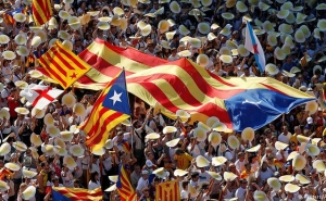 Сотни тысяч каталонцев вышли на улицы Барселоны на марш независимости (видео)