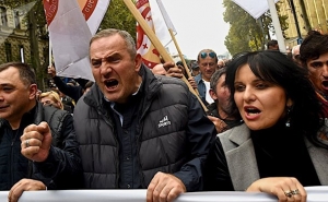 Многотысячный митинг в Тбилиси: оппозиция требует отставки правительства