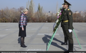 Նիդերլանդների Սենատի նախագահը ծաղկեպսակ է դրել Հայոց ցեղասպանության զոհերի հուշարձանին (լուսանկարներ)