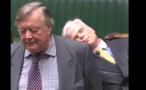 В Британии депутат заснул во время дебатов по Brexit (видео)