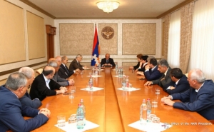 Президент Арцаха встретился с руководителями фракций и председателями постоянных комиссий НС Республики Арцах