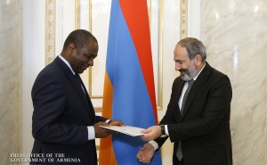 Руководитель председательствующей в МОФ страны Пашинян подписал трудовой договор с генеральным секретарем МОФ 