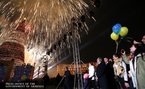 Пашинян вместе с членами семьи присутствовал на церемонии зажжения огней главной елки Еревана (фотографии)