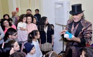 Анна Акопян приняла детей по случаю предстоящих праздников