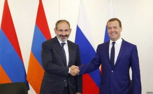 Медведев поздравил Пашиняна