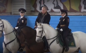 Путин прокатился на коне по кличке Золотой Луч