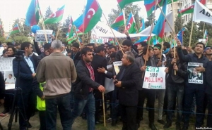 В Баку проходит немая акция протеста