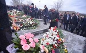 Serzh Sargsyan Visits Yerablur Military Pantheon