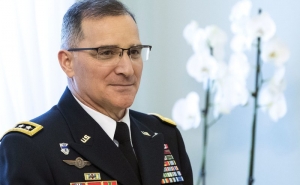 ''Нам нужно больше общаться с Россией'': командующий силами НАТО в Европе
