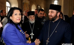 Президент Грузии неожиданно посетила Армянскую церковь в Ахалкалаки