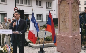 Во Франции открылась посвященная памяти жертв Геноцида армян площадь, названная в честь Шарля Азнавура

